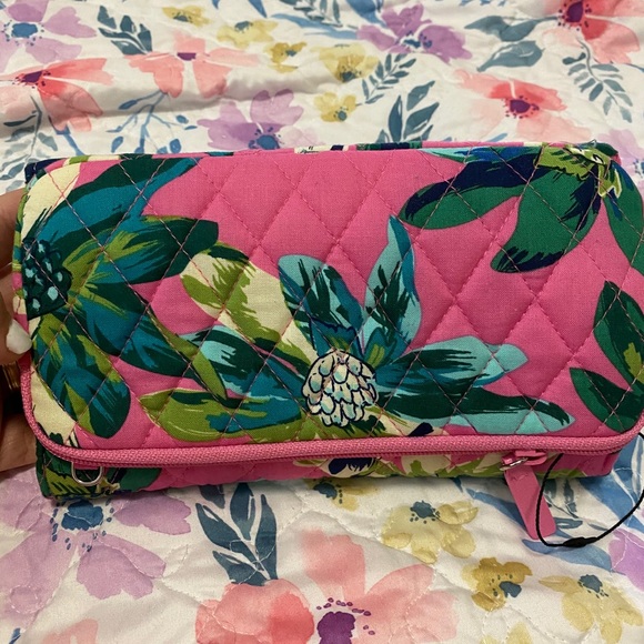 2 Vera Bradley beach bags and a matching wallet - Picture 4 of 6